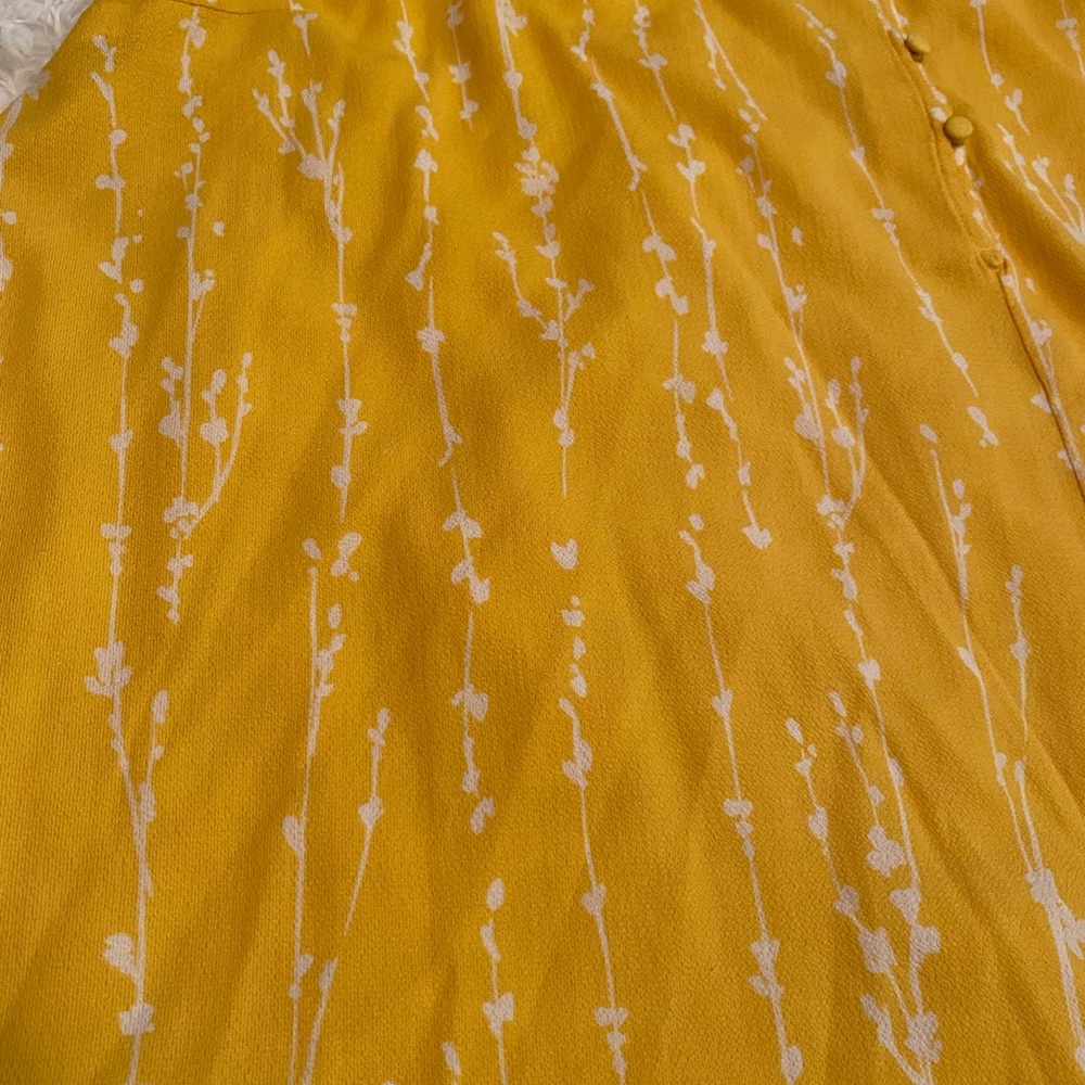 🎉HOST PICK🎉 Ava & Viv sleeveless yellow floral top - Picture 3 of 8
